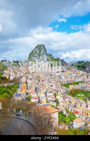 Village de montagne de Caltabellotta, vue en angle, Caltabellotta, district d'Agrigente, Sicile, Italie Banque D'Images
