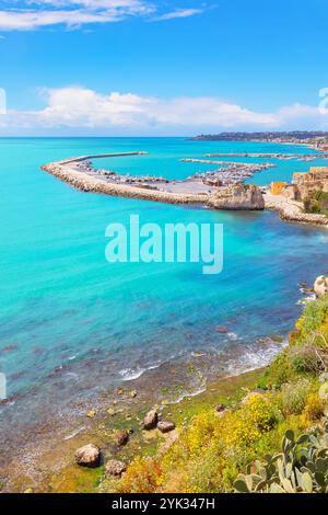 Port et littoral de Sciacca, vue surélevée, Sciacca, Agrigente, Sicile, Italie Banque D'Images