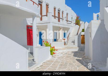 Vue du village de Kastro, y compris une colonne de Grèce antique, Kastro, l'île de Sifnos, les îles Cyclades, Grèce Banque D'Images