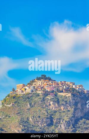 Vue du village de Castelmola perché sur une colline, Castelmola, Taormina, Sicile, Italie Banque D'Images