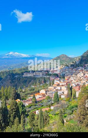 Vue de Taormine et de l'Etna au loin, Taormine, Sicile, Italie Banque D'Images