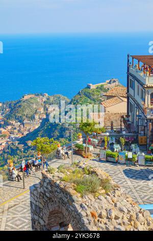 Vue de Taormine et la côte ionienne depuis la place principale de Castelmola, Castelmola, Taormine, Sicile, Italie Banque D'Images