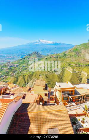 Vue de l'Etna depuis le village de Castelmola, Castelmola, Taormina, Sicile, Italie Banque D'Images
