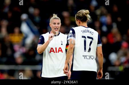 Londres, Grande-Bretagne. 16 novembre 2024. Bethany England (l) de Tottenham Hotspur s'entretient avec sa coéquipière Martha Thomas lors du match de Super League féminine entre Arsenal et Tottenham Hotspur à Londres, Grande-Bretagne, le 16 novembre 2024. Crédit : Li Ying/Xinhua/Alamy Live News Banque D'Images