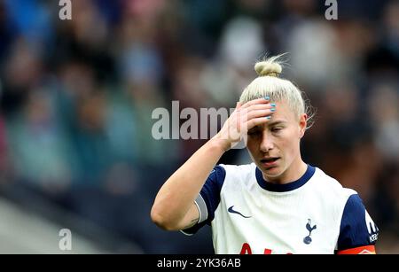 Londres, Grande-Bretagne. 16 novembre 2024. Bethany England de Tottenham Hotspur réagit après avoir manqué une chance lors du match de football féminin de Super League entre Arsenal et Tottenham Hotspur à Londres, Grande-Bretagne, le 16 novembre 2024. Crédit : Li Ying/Xinhua/Alamy Live News Banque D'Images