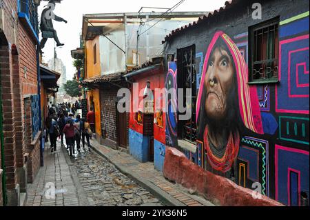 Portrait d'une femme autochtone Wayuu par l'artiste de rue colombien et muraliste Carlos Trilleras, peinture murale dans la Calle del Embudo (rue de l'entonnoir), Banque D'Images