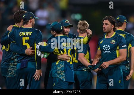 Sydney, Australie. 16 novembre 2024. L'équipe d'Australie célèbre sa victoire lors du deuxième match T20I masculin contre le Pakistan au Sydney Cricket Ground. L'Australie a remporté le deuxième match T20I contre le Pakistan en 13 courses au Sydney Cricket Ground. L'Australie mène la série T20 2-0 avec le dernier match T20 qui se jouera le 18 novembre au Bellerive Oval en Tasmanie. Australie : 147/9 (20 overs), Paklistan : 134/10 (19,4 overs). Crédit : SOPA images Limited/Alamy Live News Banque D'Images