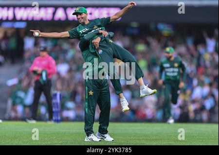 Sydney, Australie. 16 novembre 2024. Sufiyan Muqeem, du Pakistan, célèbre la prise de Josh Inglis, de l'Australie, lors du deuxième match T20I masculin entre l'Australie et le Pakistan au Sydney Cricket Ground. L'Australie a remporté le deuxième match T20I contre le Pakistan en 13 courses au Sydney Cricket Ground. L'Australie mène la série T20 2-0 avec le dernier match T20 qui se jouera le 18 novembre au Bellerive Oval en Tasmanie. Australie : 147/9 (20 overs), Paklistan : 134/10 (19,4 overs). (Photo de Ayush Kumar/SOPA images/SIPA USA) crédit : SIPA USA/Alamy Live News Banque D'Images