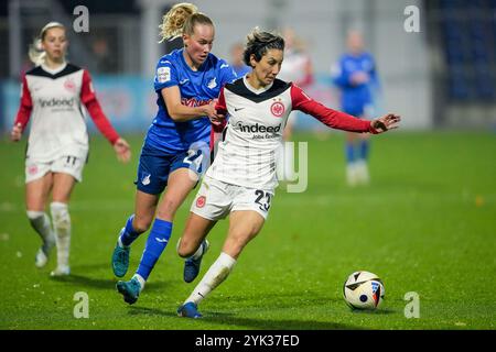 v.Li. : Feli Delacauw (STG, 24), Sara Doorsoun-Khajeh (SGE, 23), Zweikampf, Spielszene, Duell, duel, tackling, Dynamik, action, Aktion, 16.11.2024, Sinsheim (Hoffenheim) (Allemagne), Fussball, Google Pixel Frauen-Bundesliga, TSG 1899 Hoffenheim - SG Eintracht Frankfurt, DFB/DFL LA RÉGLEMENTATION INTERDIT TOUTE UTILISATION DE PHOTOGRAPHIES COMME SÉQUENCES D'IMAGES ET/OU QUASI-VIDÉO. Banque D'Images