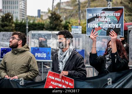 Istanbul, Turquie. 16 novembre 2024. Des jeunes arabes participent à un rassemblement devant le bâtiment de la société SOCAR à Istanbul, où les participants ont tenu des pancartes condamnant la société pour son implication dans le transport de pétrole vers Israël. Crédit : SOPA images Limited/Alamy Live News Banque D'Images