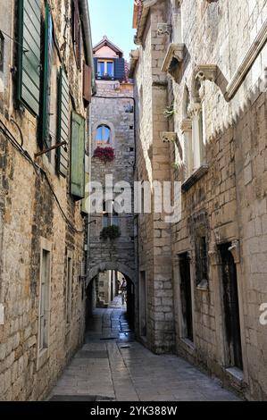 Passage voûté en tonneau de la rue Papaliceva, vieille ville, Split, Croatie, Europe du Sud-est Banque D'Images