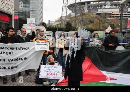 Istanbul, Turquie. 16 novembre 2024. Des jeunes turcs se rassemblent devant le bâtiment de la société SOCAR à Istanbul, scandant des slogans tout en tenant des pancartes et des banderoles condamnant la société pour son implication dans le transport de pétrole vers Israël. (Photo de Shady Alassar/SOPA images/SIPA USA) crédit : SIPA USA/Alamy Live News Banque D'Images