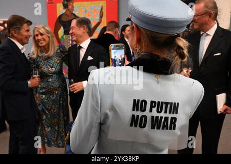 Munich, Allemagne. 16 novembre 2024. Irina Hofmann prend des photos à la PIN Benefit Auction Munich 2024 dans la Pinakothek der moderne. La vente aux enchères a lieu chaque année dans la rotonde de la Pinakothek der moderne. Après la vente aux enchères et un dîner, la soirée se termine par une fête. Crédit : Felix Hörhager/dpa/Alamy Live News Banque D'Images