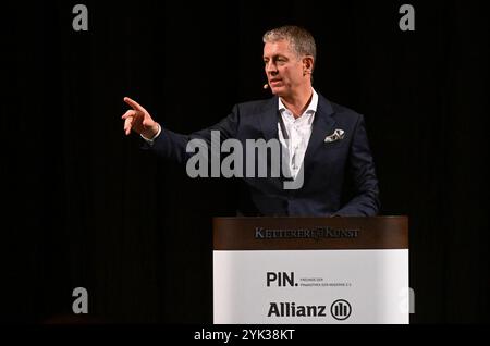 Munich, Allemagne. 16 novembre 2024. Le commissaire-priseur Robert Ketterer dirigera la vente aux enchères lors de la PIN Benefit Auction Munich 2024 dans la Pinakothek der moderne. La vente aux enchères a lieu chaque année dans la rotonde de la Pinakothek der moderne. Après la vente aux enchères et un dîner, la soirée se termine par une fête. Crédit : Felix Hörhager/dpa/Alamy Live News Banque D'Images