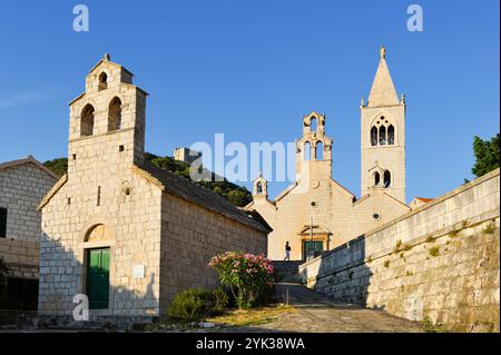 Église Saint Blaise (XIIe siècle) devant l'église Saint Cosmas et Saint Damien (XIVe siècle), ville de Lastovo, île de Lastovo, Croatie, Sud Banque D'Images