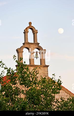 Clocher au clair de lune, ville de Lastovo, île de Lastovo, Croatie, Europe du Sud-est Banque D'Images