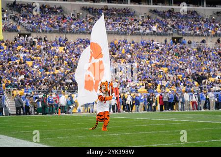 Pittsburgh, Pennsylvanie, États-Unis. 16 novembre 2024. 16 novembre 2024 : Clemson Tiger lors de l'Université de Pittsburgh Panthers v. Clemson University Tigers au stade Acrisure à Pittsburgh PA. Brook Ward/apparent Media Group (crédit image : © AMG/AMG via ZUMA Press Wire) USAGE ÉDITORIAL SEULEMENT! Non destiné à UN USAGE commercial ! Banque D'Images