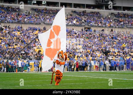 Pittsburgh, Pennsylvanie, États-Unis. 16 novembre 2024. 16 novembre 2024 : Clemson Tiger lors de l'Université de Pittsburgh Panthers v. Clemson University Tigers au stade Acrisure à Pittsburgh PA. Brook Ward/apparent Media Group (crédit image : © AMG/AMG via ZUMA Press Wire) USAGE ÉDITORIAL SEULEMENT! Non destiné à UN USAGE commercial ! Banque D'Images