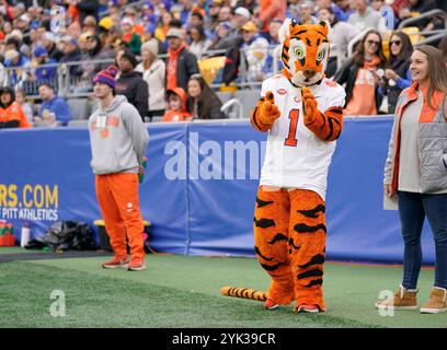 Pittsburgh, Pennsylvanie, États-Unis. 16 novembre 2024. 16 novembre 2024 : Clemson Tiger lors de l'Université de Pittsburgh Panthers v. Clemson University Tigers au stade Acrisure à Pittsburgh PA. Brook Ward/apparent Media Group (crédit image : © AMG/AMG via ZUMA Press Wire) USAGE ÉDITORIAL SEULEMENT! Non destiné à UN USAGE commercial ! Banque D'Images