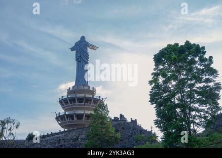 La plus grande statue de Jésus en Asie située à Buntu Burake dans la régence de Tana Toraja - Sulawesi Sud Banque D'Images