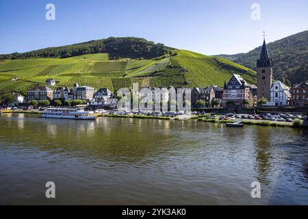 Bateau d'excursion amarré à côté de la Moselle avec la ville de Bernkastel et les vignobles derrière, Bernkastel-Kues, Rhénanie-Palatinat, Allemagne, Europe Banque D'Images