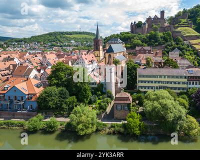 Vue aérienne de la rivière Tauber qui coule doucement devant la vieille ville avec la Tour Rouge au Faultor (Kittsteintor), la Collégiale et Wertheim Banque D'Images