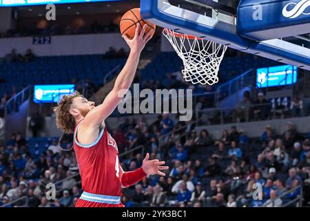 16 NOVEMBRE 2024 : le garde des Loyola Marymount Lions Will Johnston (4) prépare le ballon pour un panier dans un match de saison régulière où les Loyola Marymount Lions ont visité les Billikens de Saint Louis. Tenue à la Chaifetz Arena à équipé Louis, MO le samedi 16 novembre 2024 Richard Ulreich/CSM Banque D'Images