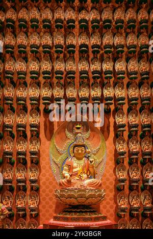 Grand angle de la statue de divinité Bodhisattva Akasagarbha entourée d'un mur de figurines de Dieu complexes plus petites dans le Temple de relique de la dent de Bouddha, voyage célèbre Banque D'Images