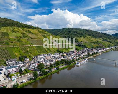 Vue aérienne du bateau de croisière fluvial Antonio Bellucci (Thurgau Travel) amarré à côté de Zell sur la Moselle, Zell (Moselle), Rhénanie-Palatinat, Allemagne Banque D'Images