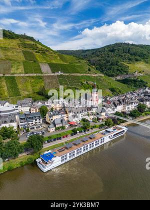 Vue aérienne du bateau de croisière fluvial Antonio Bellucci (Thurgau Travel) amarré à côté de Zell sur la Moselle, Zell (Moselle), Rhénanie-Palatinat, Allemagne Banque D'Images