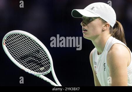 16 novembre 2024 ; Palacio de Deportes Jose Maria Martin Carpena Arena, Malaga, Espagne ; finale de la Coupe Billie Jean King, jour 4 ; IgA Swiatek (POL) contre Linda Noskova (CZE) Banque D'Images