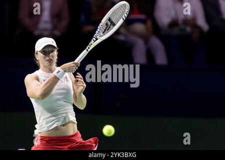 16 novembre 2024 ; Palacio de Deportes Jose Maria Martin Carpena Arena, Malaga, Espagne ; finale de la Coupe Billie Jean King, jour 4 ; IgA Swiatek (POL) contre Linda Noskova (CZE) Banque D'Images