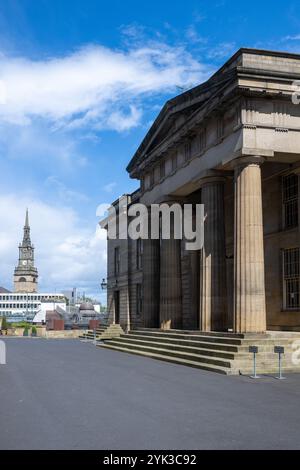 Newcastle upon Tyne, Royaume-Uni - 4 juillet 2024 : les colonnes doriques de l'ancien palais de justice de Moot Hall. Banque D'Images