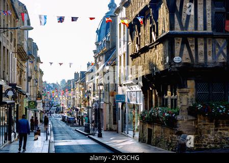 Rue Rue Saint-Malo et maison historique à colombages dans la rue des cuisiniers dans la vieille ville de Bayeux dans la campagne du Bessin dans le Calvados d Banque D'Images