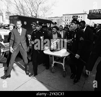 Malcolm X est enlevé de la salle de bal Audubon sur une civière après avoir été abattu en 1965. Malcolm X né Malcolm Little, plus tard el-Hajj Malik el-Shabaz était un révolutionnaire afro-américain, ministre musulman et militant des droits de l'homme qui a été une figure importante du mouvement des droits civiques jusqu'à son assassinat en 1965. Porte-parole de la Nation of Islam (NOI) jusqu'en 1964, il était un ardent défenseur de l'autonomisation des Noirs et de la promotion de l'Islam au sein de la communauté afro-américaine. Banque D'Images