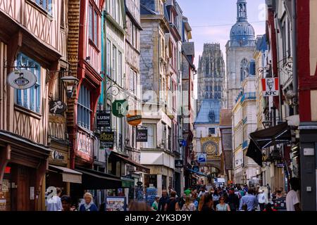 Rue du gros-horloge et tour de l'horloge du gros-horloge dans la vieille ville de Rouen dans le département de la Seine-maritime en Normandie Banque D'Images