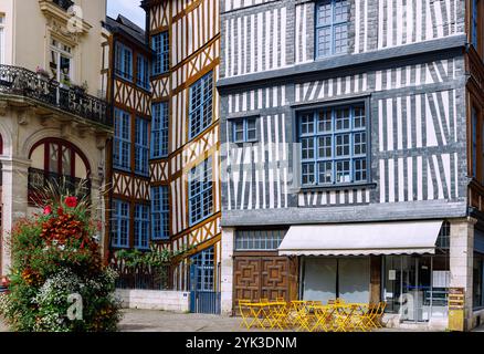 Maisons à colombages sur la place Barthélémy (Barthélemy) à Rouen dans le département de la Seine-maritime en Normandie Banque D'Images