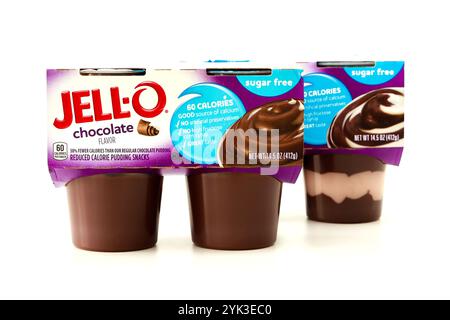 Gobelets de pudding au chocolat sans sucre stockés pour une option de dessert saine dans un cadre de cuisine moderne Banque D'Images