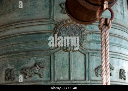 Grande cloche de bronze japonaise au temple bouddhiste Ioji dans la ville de Tomonoura dans la préfecture d'Hiroshima, Japon Banque D'Images