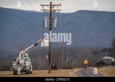 Virginia's BARC Electric Cooperative ouvre la voie dans la région de Lexington en Virginie, l'installation de câbles à fibres optiques le réseau électrique existant, ce qui permettra de porter à haute vitesse à large bande fiable pour le secteur pour la première fois. Les zones rurales où les entreprises et les consommateurs résidentiels utiliser le service à large bande sont plus susceptibles de profiter de l'augmentation des revenus, le taux de chômage plus faible et une plus forte croissance que celles qui n'ont pas le haut débit. Parce qu'à large bande offre la connectivité aux zones rurales, l'éducation, soins de santé et d'autres services nécessaires à la croissance économique, il devient rapidement indispensable dans tous les secteurs Banque D'Images