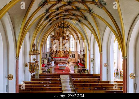 Intérieur de l'église fortifiée Kößlarn (église paroissiale de la Sainte Trinité) avec voûte en filet peint et maître-autel avec image miraculeuse dans Markt Kößl Banque D'Images