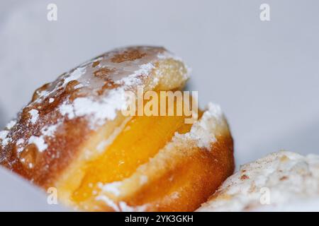 Bal de Berlin. C'est une farine sucrée en forme de boule frite qui a alors du jaune d'oeuf sucré à l'intérieur, saupoudré de sucre en poudre. Banque D'Images