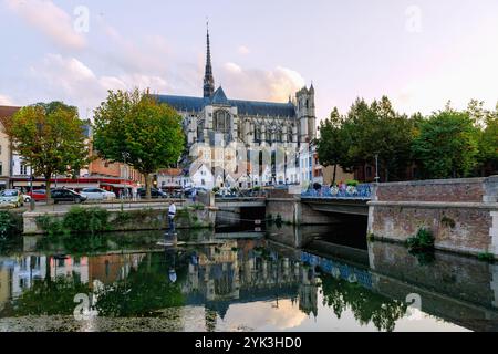 Cathédrale notre-Dame et maisons sur la place du Don du Quai Bélu (Belu) sur la somme avec sculpture en bois "l&#39;homme sur sa bouée" (1993) b Banque D'Images