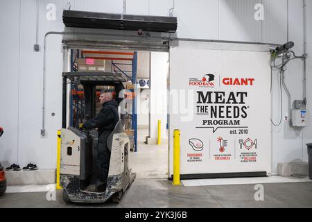 La Central Pennsylvania Food Bank est une organisation à but non lucratif engagée à éradiquer la faim dans 27 comtés du centre de la Pennsylvanie. En travaillant avec plus de 1 130 organismes et programmes locaux, ils servent plus de 253 000 personnes dans le besoin chaque mois par le biais de leurs deux centres Healthy Food, situés à Harrisburg et Williamsport. (Photo USDA de Christophe Paul) Banque D'Images