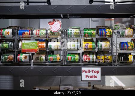 La Central Pennsylvania Food Bank est une organisation à but non lucratif engagée à éradiquer la faim dans 27 comtés du centre de la Pennsylvanie. En travaillant avec plus de 1 130 organismes et programmes locaux, ils servent plus de 253 000 personnes dans le besoin chaque mois par le biais de leurs deux centres Healthy Food, situés à Harrisburg et Williamsport. (Photo USDA de Christophe Paul) Banque D'Images