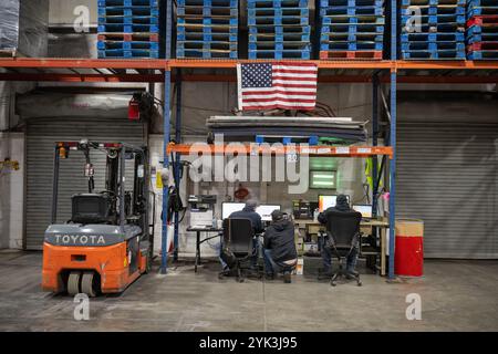 La Central Pennsylvania Food Bank est une organisation à but non lucratif engagée à éradiquer la faim dans 27 comtés du centre de la Pennsylvanie. En travaillant avec plus de 1 130 organismes et programmes locaux, ils servent plus de 253 000 personnes dans le besoin chaque mois par le biais de leurs deux centres Healthy Food, situés à Harrisburg et Williamsport. (Photo USDA de Christophe Paul) Banque D'Images