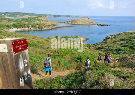 Randonneurs sur la Cami de Cavalls (sentier de randonnée GR 223) avec, en arrière-plan, le promontoire et la tour de guet es Colomar, Parc naturel de s'Albufera des Grau, Banque D'Images