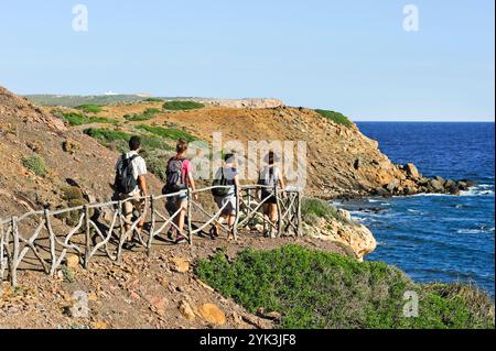 ramblers sur la Cami de Cavalls (sentier de randonnée GR 223), près de Punta Negra sur la côte nord, Minorque, îles Baléares, Espagne, Europe Banque D'Images