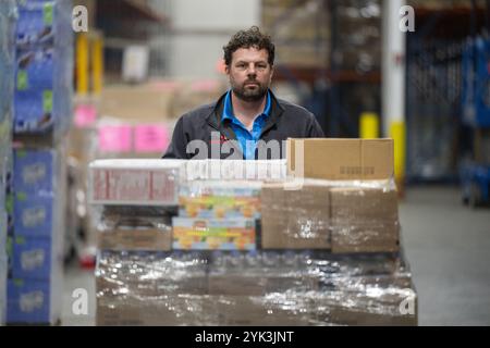 La Central Pennsylvania Food Bank est une organisation à but non lucratif engagée à éradiquer la faim dans 27 comtés du centre de la Pennsylvanie. En travaillant avec plus de 1 130 organismes et programmes locaux, ils servent plus de 253 000 personnes dans le besoin chaque mois par le biais de leurs deux centres Healthy Food, situés à Harrisburg et Williamsport. (Photo USDA de Christophe Paul) Banque D'Images