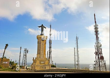 Statue du Christ et tours de télécommunications au sommet du Monte Toro, la plus haute colline de Minorque, îles Baléares, Espagne, Europe Banque D'Images